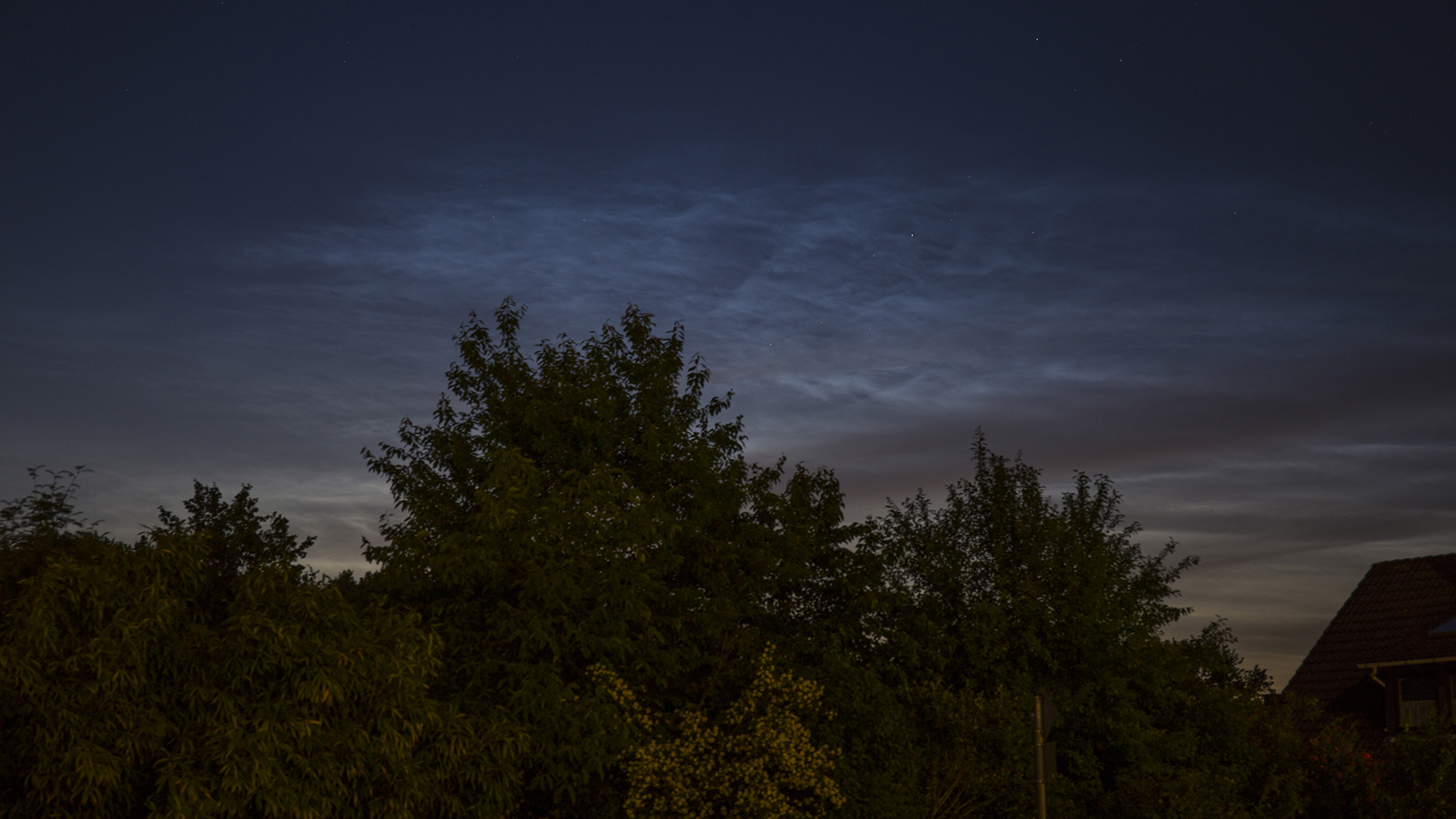 Noctilucent Clouds (2019:06:15 21:43:29 UT, Canon EOS 6D, 2s, f/4, f=70mm, ISO 400)