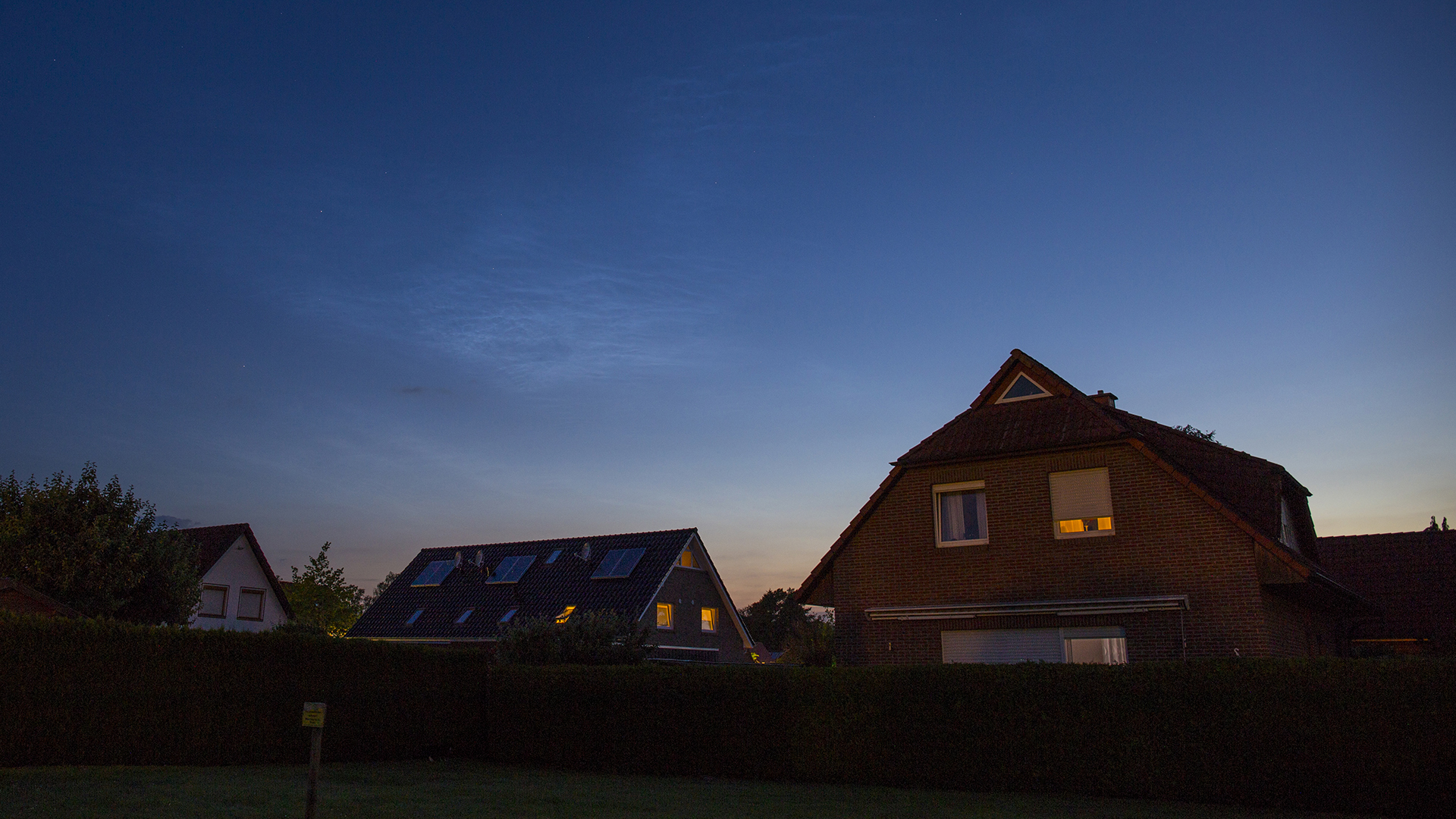 Noctilucent Clouds (2019:06:17 21:21:50 UT, Canon EOS 6D, 2.5s, f/4.5, f=24mm, ISO 200)