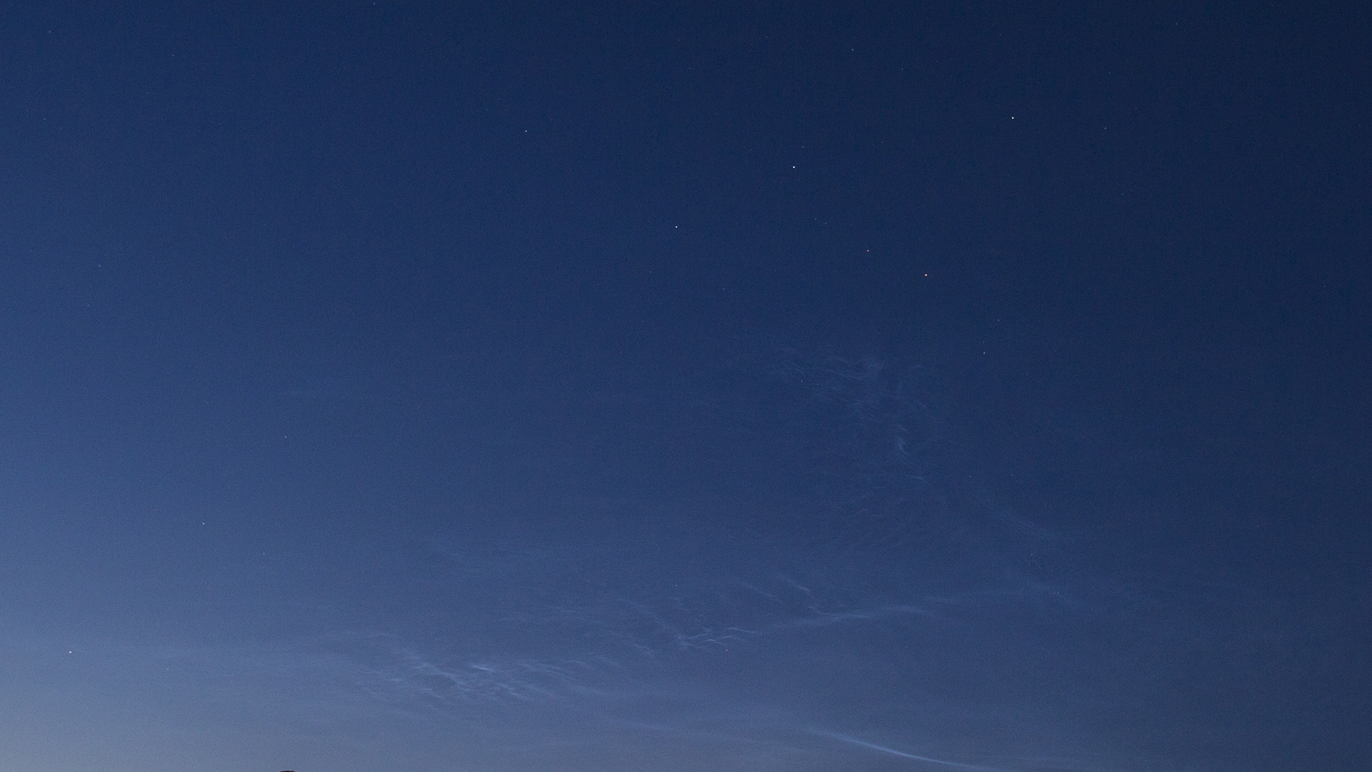 Noctilucent Clouds (2019:06:17 21:28:02 UT, Canon EOS 6D, 2.5s, f/4.5, f=24mm, ISO 200)