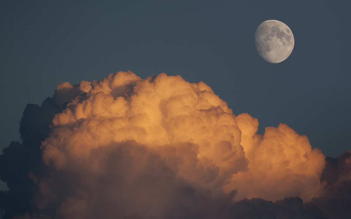 Mond über den Wolken. 16.09.2013, Canon EOS 300D, f = 300,0 mm, 1/320 sec, f/6,3, ISO 100