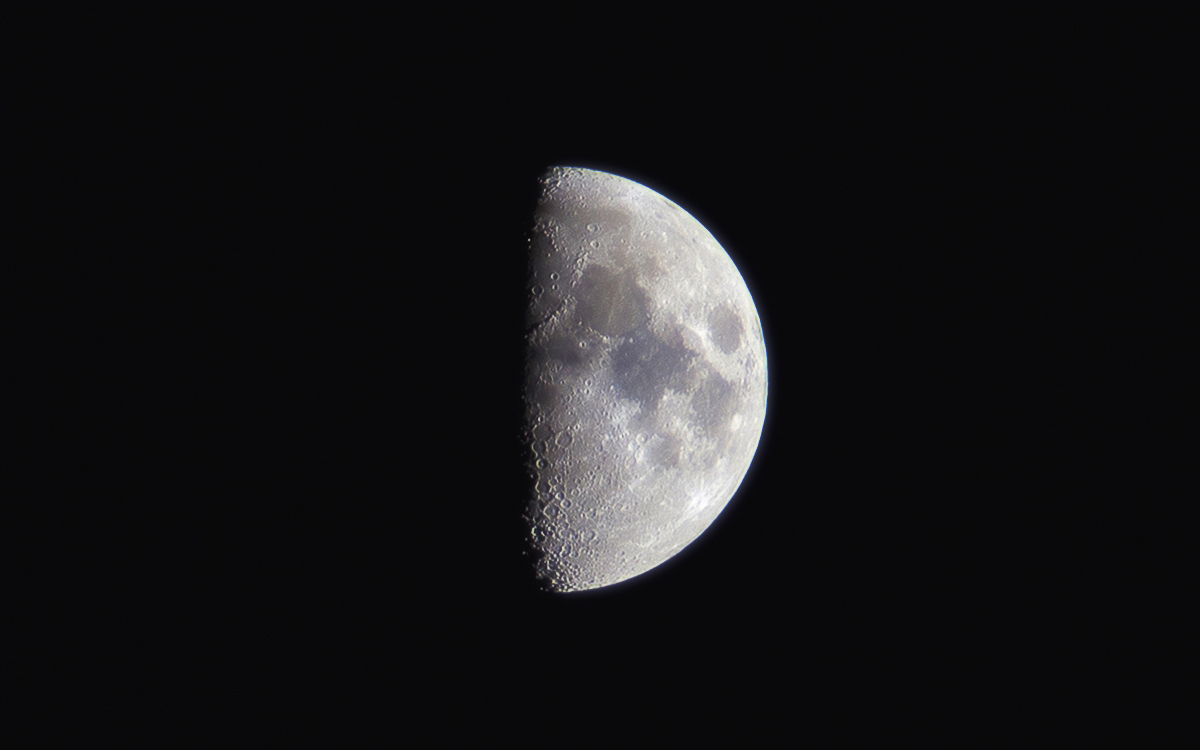 Moon (2016:01:17 16:31:55, Canon EOS 100D, 1/500s, f/2.8, f=200mm, ISO 100)