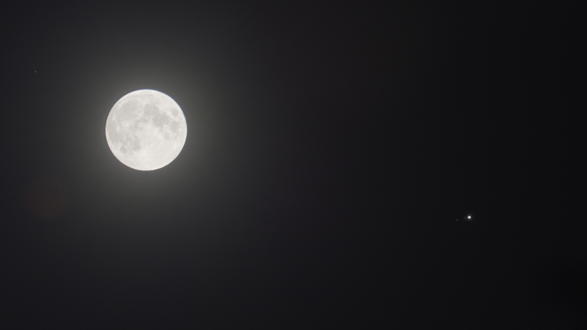 Moon and Jupiter with Callisto, Ganymede, Io (2019:06:16 22:12:30 UT, Canon EOS 6D, 5s, f/6.3, f=200mm, ISO 100)